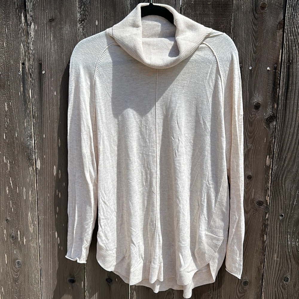 Caslon cream super soft turtleneck long sleeve sweater with rounded hem (M).